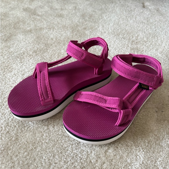 TEVA fuchsia flatform sandals size 8 - Picture 3 of 7